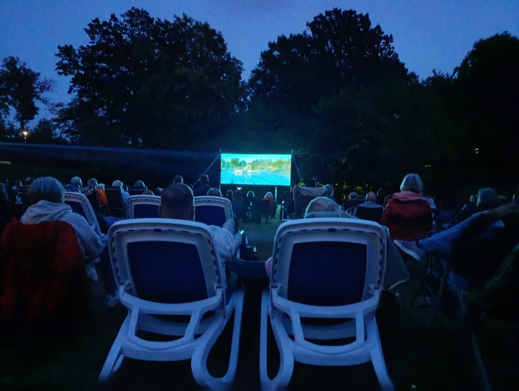 Open-Air-Kino im Waldbad begeistert zahlreiche Besucher