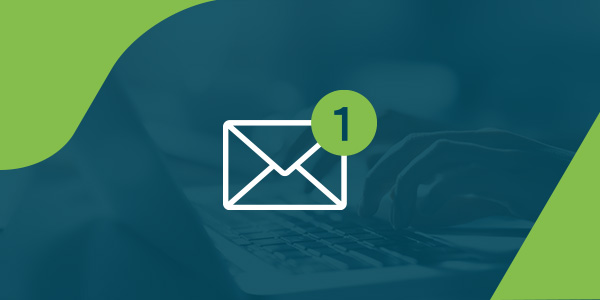 Grafik mit weißem Briefumschlag-Symbol und grünem Kreis mit Zahl 1 vor dunkelgrünem Hintergrund, unscharf Laptop-Tastatur im Hintergrund