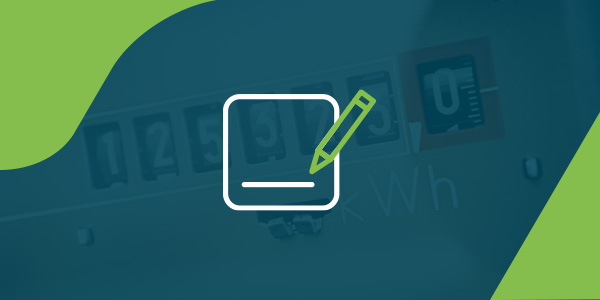 Grafisches Design mit dunkelgrünem Hintergrund, grünen Ecken und einem weißen Symbol: Formular mit grünem Bleistift. Im Hintergrund unscharf ein Stromzähler mit kWh-Anzeige.