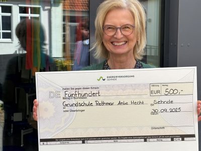 Scheckübergabe an Frau Mellentin, Schulleiterin Grundschule Rethmar Scheckübergabe an Frau Mellentin, Schulleiterin Grundschule Rethmar