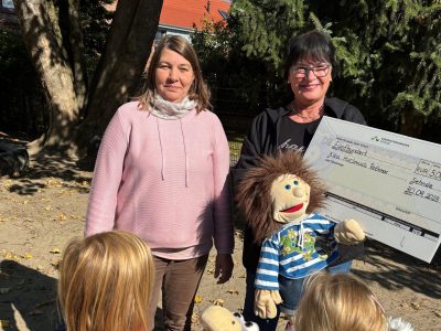 Huckmuck Scheckübergabe quer Huckmuck Scheckübergabe quer