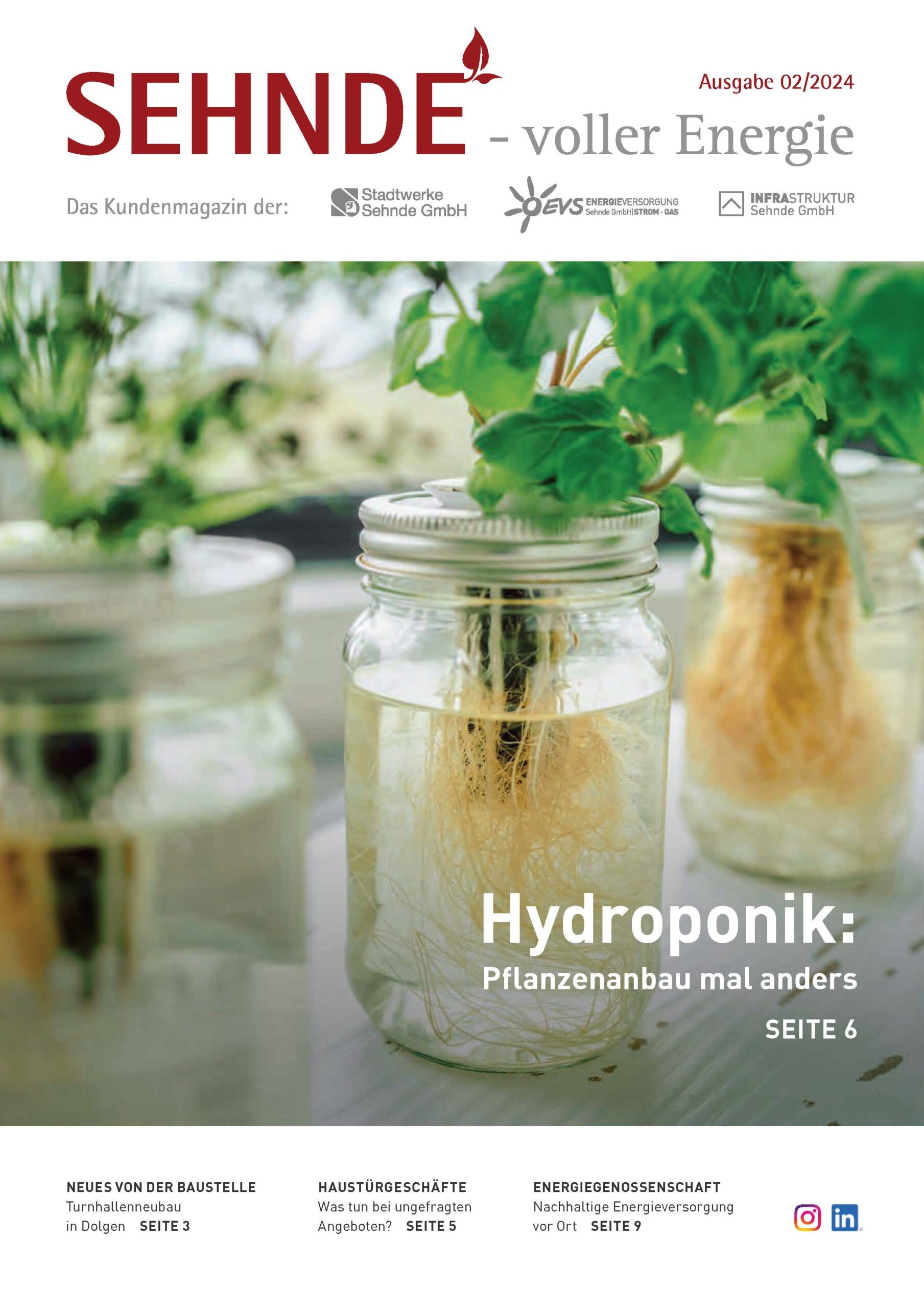 Titelbild des Kundenmagazins Sehnde - voller Energie Ausgabe 2.2024. Zu sehen ist ein Bild das Hydroponik - Pflanzenanbau mal anders visualisiert. In mit Wasser gefüllten Schraubgläsern wurzeln Pflanzen.